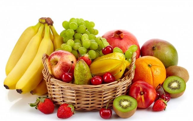 Обои картинки фото еда, фрукты,  ягоды, клубника, бананы, виноград, яблоки, вишня, груша, корзина, апельсин, белый, фон, ягоды, гранат, киви