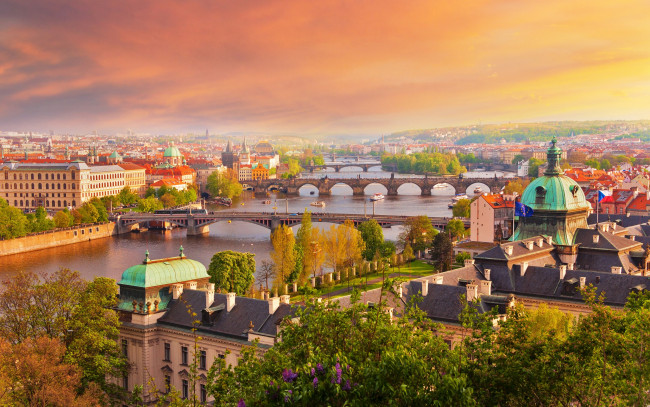 Обои картинки фото города, прага , Чехия, солнце, деревья, город, осень, небо, река, прага, дома, мосты