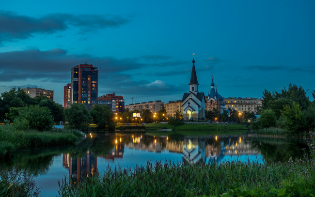 Обои картинки фото города, санкт-петербург,  петергоф , россия, пулково, дома, деревья, огни, церковь, вечер, небо, трава, пруд