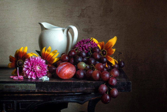 Обои картинки фото еда, натюрморт, виноград, сливы, георгин