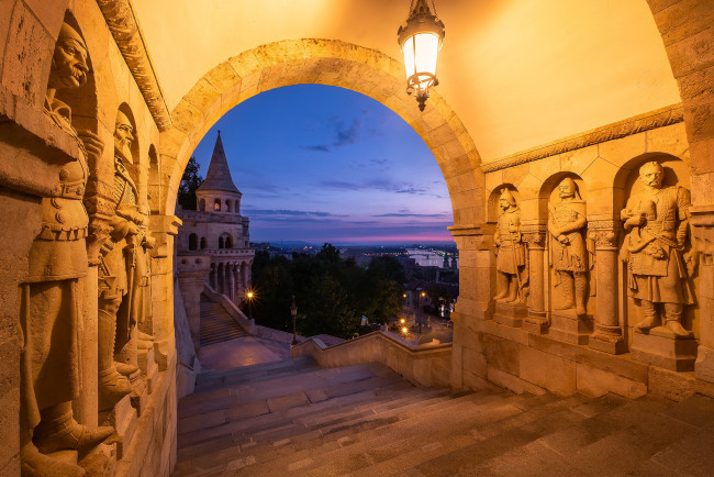 Обои картинки фото города, будапешт , венгрия, арка, лестница, башня, скульптуры