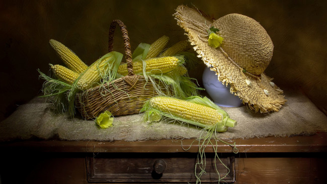 Обои картинки фото еда, кукуруза, шляпа, корзинка, початки