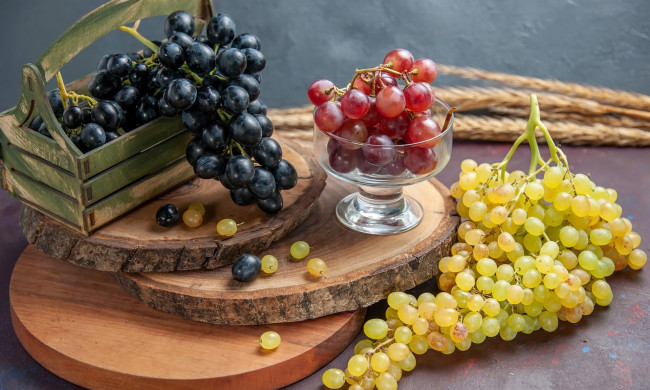 Обои картинки фото еда, виноград, спелый, грозди, ассорти