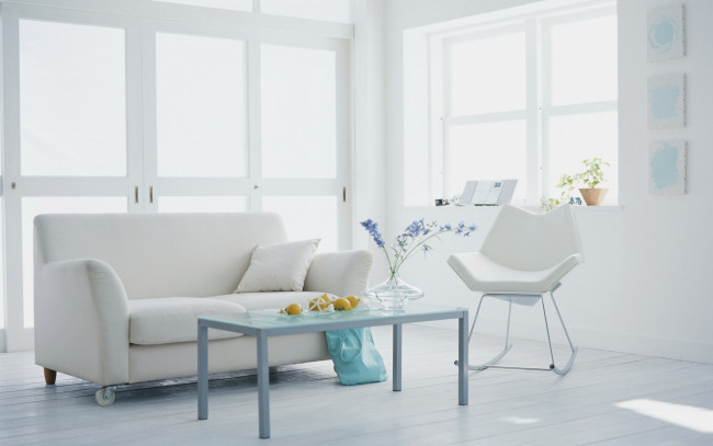 Обои картинки фото интерьер, гостиная, кресло, диван, цветы, белый, комната, квартира, дизайн, стиль, растения