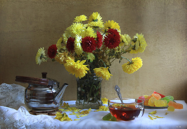 Обои картинки фото еда, натюрморт, хризантемы, чайник, чай, мармелад