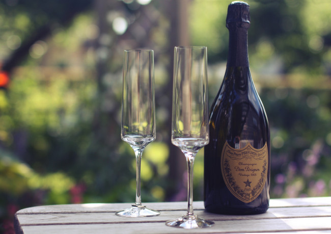Обои картинки фото dom, perignon, бренды, шампанское, фужеры, бутылка