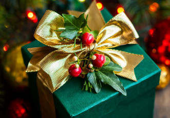 Картинка праздничные подарки+и+коробочки золотая лента бант коробка зеленая подарок рождество новый год остролист ягоды листья christmas new year праздники