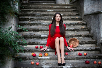 Картинка девушки -unsort+ брюнетки +шатенки лестница девушка яблоки