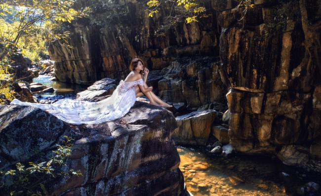 Обои картинки фото девушки, -unsort , азиатки, азиатка, невеста, платье, ноги, скалы, река, настроение