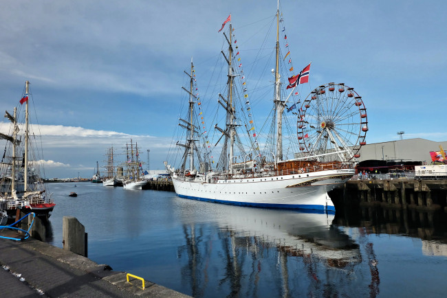 Обои картинки фото tall ships belfast 2015, корабли, парусники, паруса, мачты, причал, порт