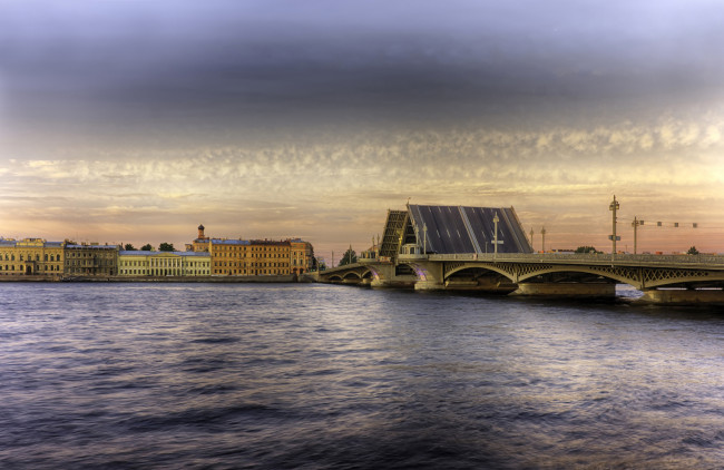 Обои картинки фото vasilievsky islands,  english embankment,  st,  petersburg, города, санкт-петербург,  петергоф , россия, река, мост