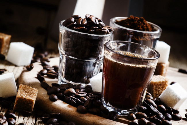 Обои картинки фото еда, кофе,  кофейные зёрна, стакан, напиток, кофейные, зерна