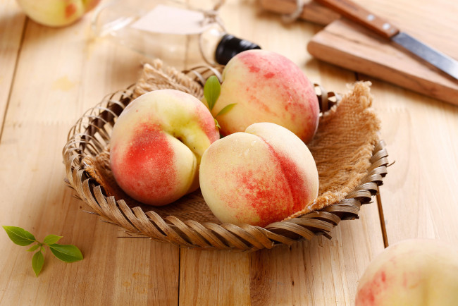 Обои картинки фото еда, персики,  сливы,  абрикосы, персик, фрукт, листики, корзинка