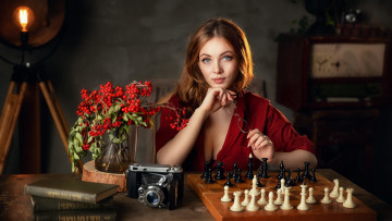 Картинка девушки -+рыжеволосые+и+разноцветные рыжая шахматы фотоаппарат книги рябина лампа