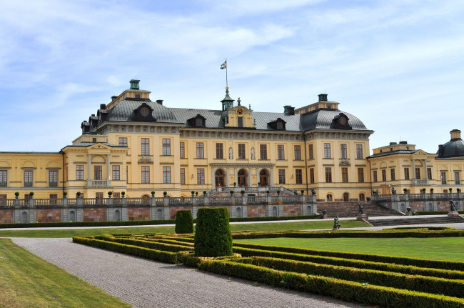 Обои картинки фото королевский, дворец, стокгольм, швеция, города, парк, окна, часы, флаг
