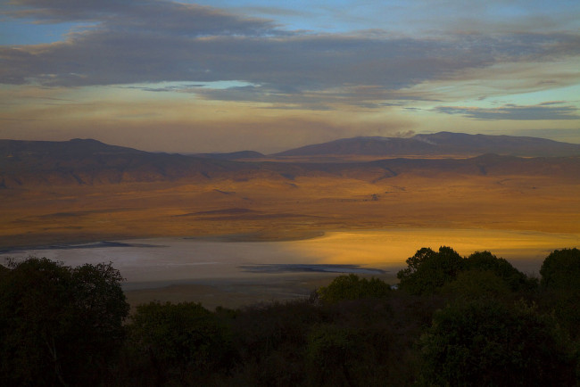 Обои картинки фото кратер, ngorongoro, танзания, природа, горы, облака, деревья