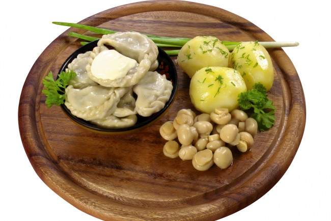 Обои картинки фото еда, разное, грибы, лук, картофель, петрушка, пельмени