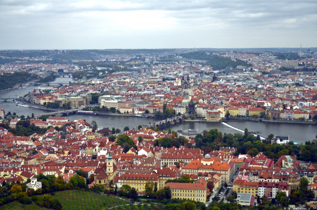 Обои картинки фото города, прага Чехия, крыши, мост, река, панорама