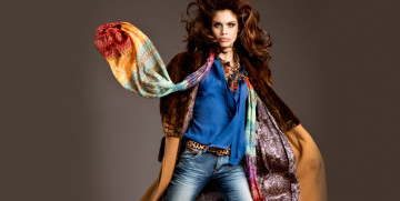 Картинка девушки sara+sampaio сара сампайо модель ветер украшения ожерелья браслеты ремень пояс шарф пальто джинсы блуза