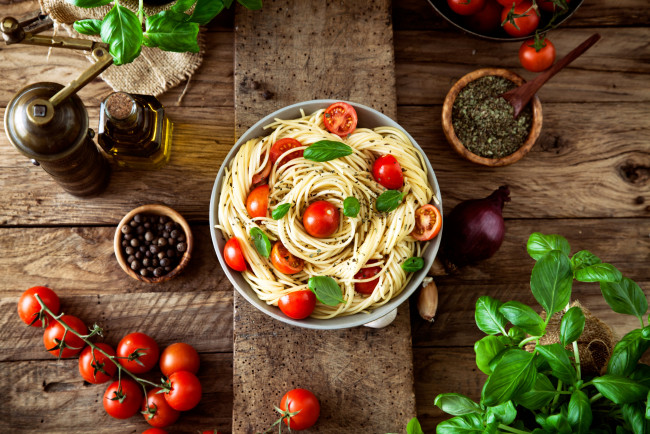 Обои картинки фото еда, макаронные блюда, pasta, специи, помидоры, tomato, спагетти, макароны, spice, томаты