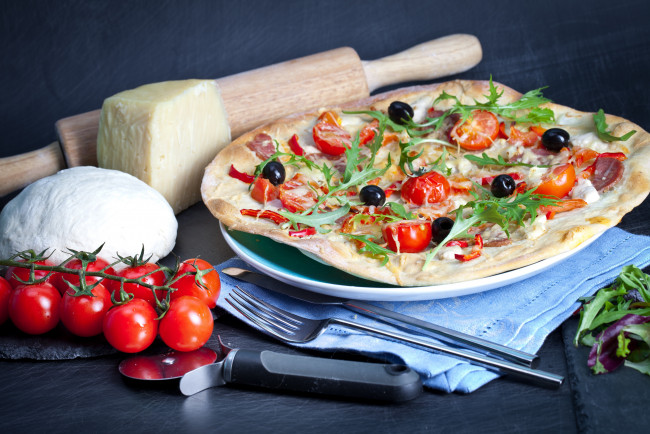 Обои картинки фото еда, пицца, tomatoes, pizza, fast, food, сыр, помидоры, cheese, томаты