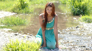Картинка janne девушки -unsort+ рыжеволосые+и+другие девушка платье бирюзовый модель красотка рыжеволосая поза бикини вода речка природа взгляд