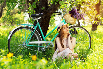 Картинка девушки -+брюнетки +шатенки сирень парк луг весна велосипед