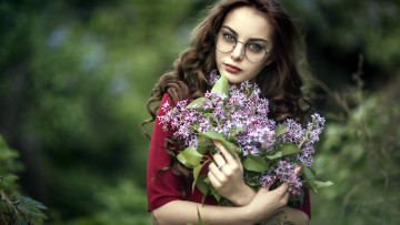 Картинка девушки -+брюнетки +шатенки сирень весна очки
