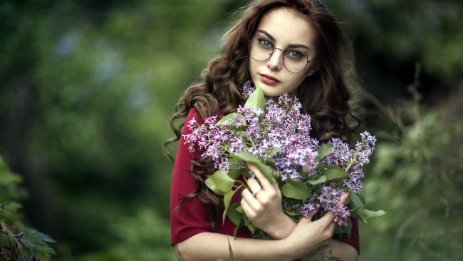 Обои картинки фото девушки, - брюнетки,  шатенки, сирень, весна, очки