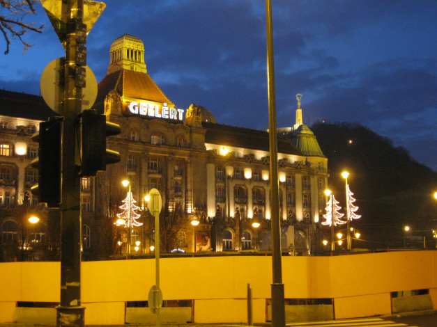 Обои картинки фото будапешт, автор, varvarra, города, венгрия, елки, подсветка, здание