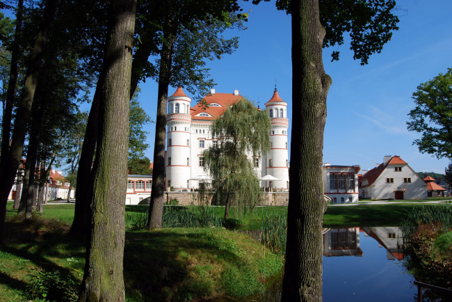 Обои картинки фото wojanow, palace, poland, города, дворцы, замки, крепости, замок, деревья, водоем