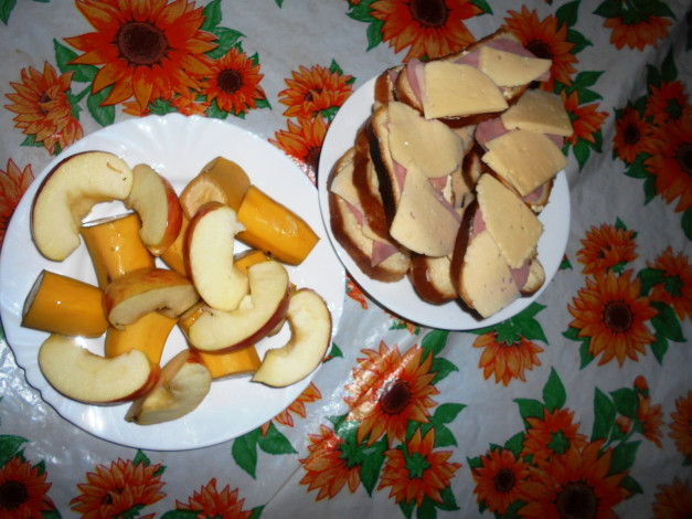 Обои картинки фото еда, бутерброды,  гамбургеры,  канапе, колбаса, хлеб, сыр, яблоки, бананы