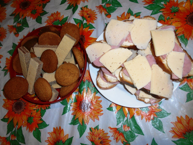 Обои картинки фото еда, бутерброды,  гамбургеры,  канапе, колбаса, хлеб, сыр, вафли, печенье