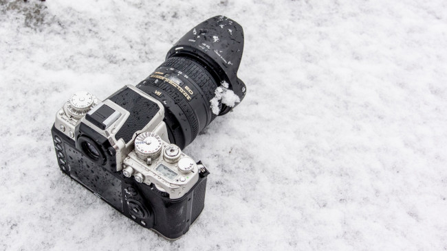 Обои картинки фото бренды, бренды фотоаппаратов , разное, камера, фотоаппарат, снег