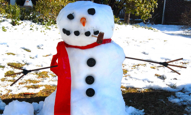 Обои картинки фото праздничные, снеговики, снеговик, шарф, трубка