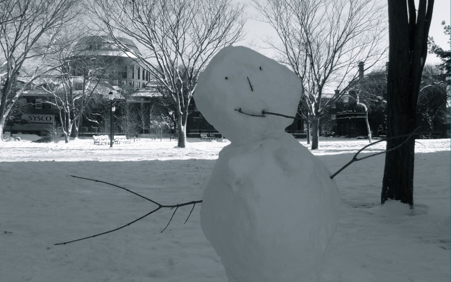 Обои картинки фото праздничные, снеговики, снеговик, снег, здание, парк