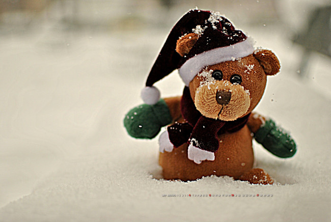 Обои картинки фото календари, праздники,  салюты, шарф, шапка, мишка, снег, игрушка, медведь