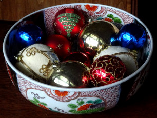 Картинка праздничные шары миска разноцветные шарики