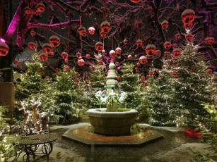 Картинка праздничные новогодние+пейзажи фонтан гирлянды шарики