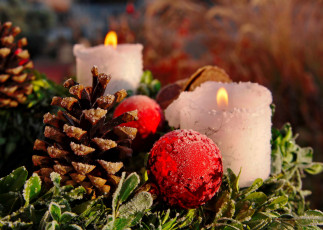 Картинка праздничные новогодние+свечи шишка свечи шарики огоньки