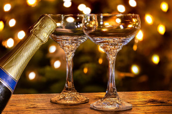 Картинка праздничные угощения бокалы бутылка шампанское боке