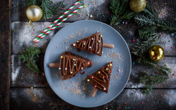 Картинка праздничные угощения шарики шоколадные пирожные