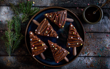 Картинка праздничные угощения шоколадные пирожные
