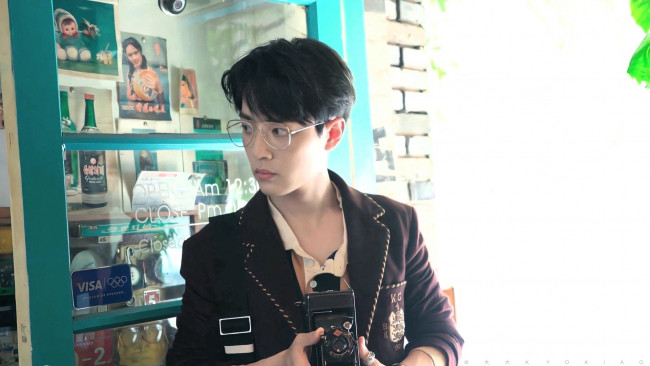 Обои картинки фото мужчины, xiao zhan, актер, очки, пиджак, фотоаппарат