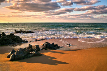 обоя природа, побережье, волны, облака, камни, пляж, небо, море
