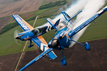 Картинка авиация лёгкие одномоторные самолёты пилотаж спортивные самолеты дымы