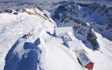 Картинка природа зима заснежено следы сугробы горы снег дома