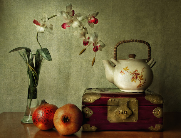 Обои картинки фото еда, гранат, чайник, сундук, орхидея