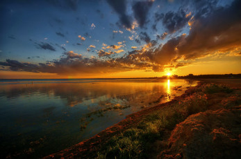 Картинка природа восходы закаты облака озеро трава берег небо солнце закат