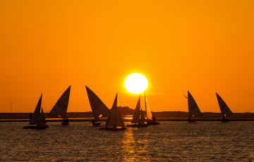 Картинка корабли Яхты озеро закат солнце небо парус лодки